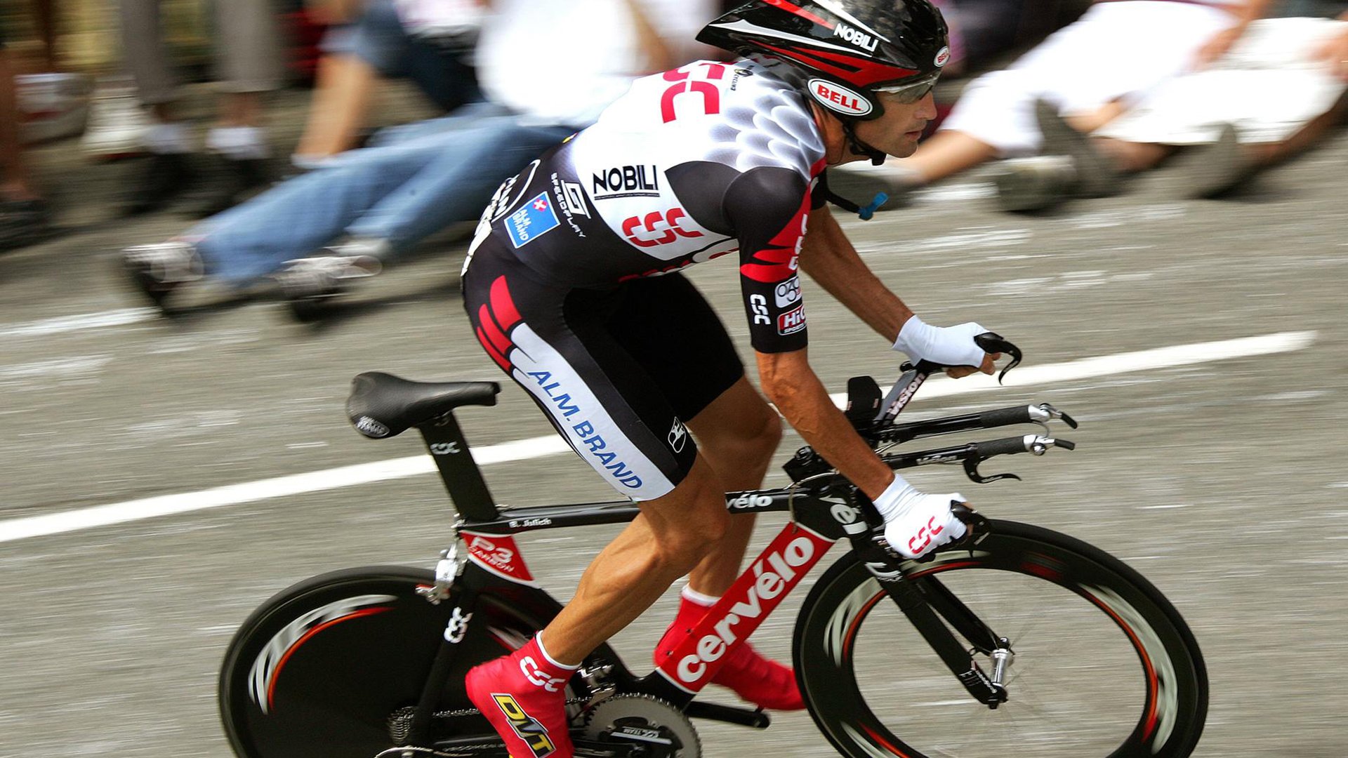 西甲联赛激战正酣,皇马与巴萨上演巅峰对决